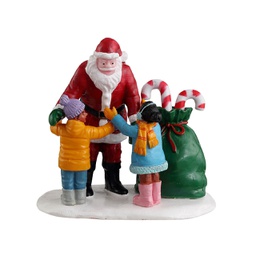 [2013251] Lemax Santa Gets A Hug - Santa riceve un abbraccio per villaggio di Natale